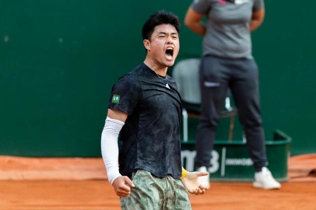 即时比分-吴易昺学得快 商竣程扫得猛 中国男网红土有惊喜