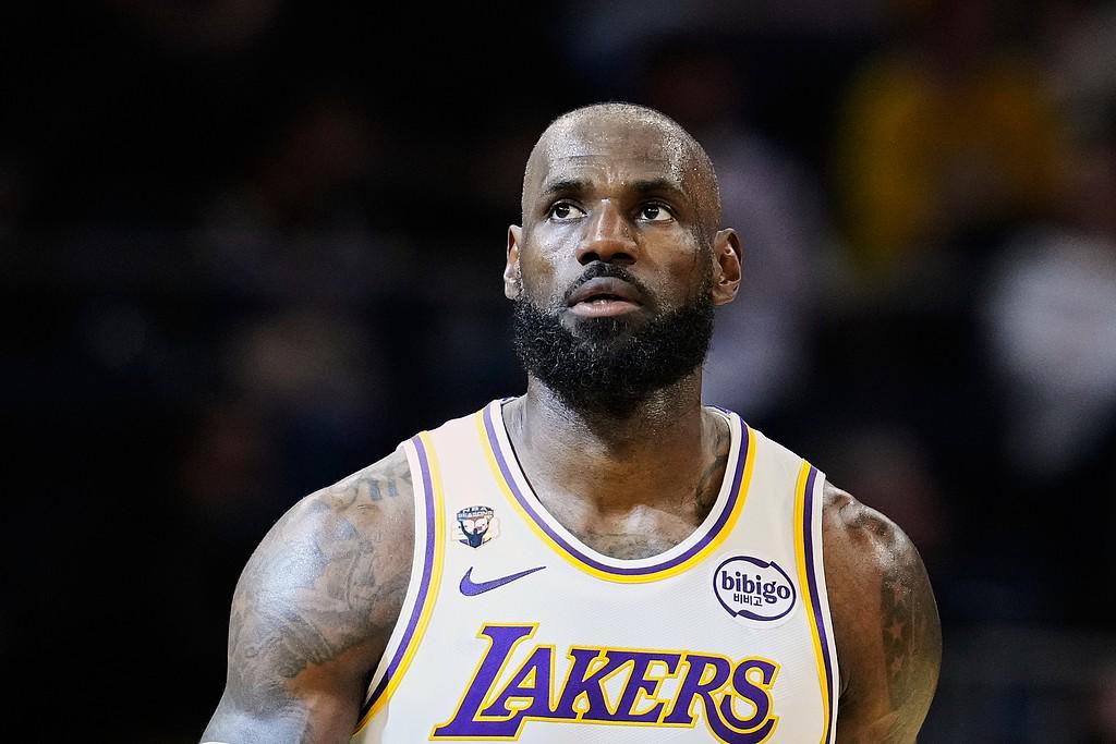 zuqiubifen-微微发力，詹姆斯15投8中拿下24分，正负值+13